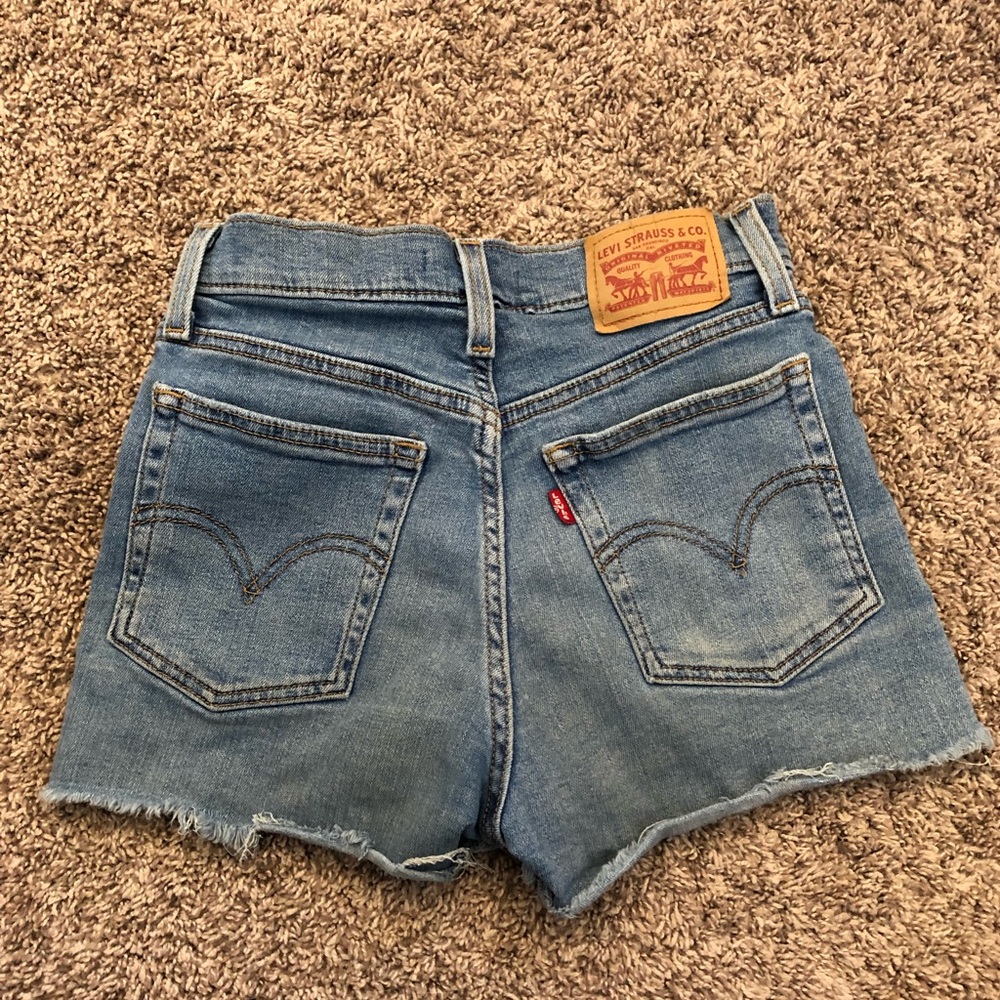 SOLD    Womens levi’s shorts size 25